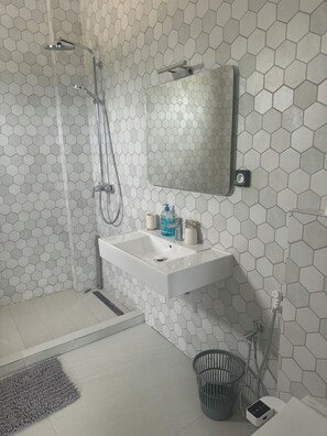 Sèche-cheveux, bidet, serviettes fournies, savon