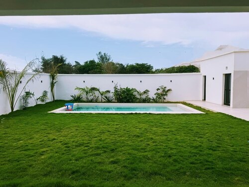 Villa  de 5 chambres à 30 secondes de la mer. Maison neuve et moderne.