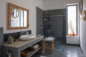 Douche, sèche-cheveux, serviettes fournies