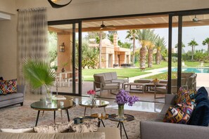 屋外ダイニングエリア