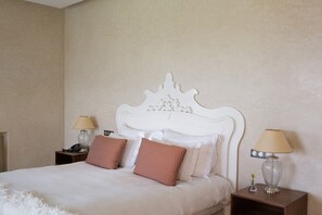 9 chambres, coffre-fort, fer et planche Ă repasser