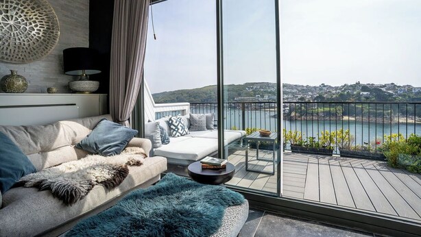 Ein modernes Wohnzimmer mit einem großen Fenster und einem schönen Ausblick.