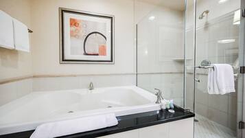 Douche, baignoire à jets, sèche-cheveux, serviettes fournies