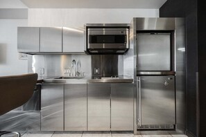 Cafetera y tetera, refrigerador, microondas y parrilla de estufa