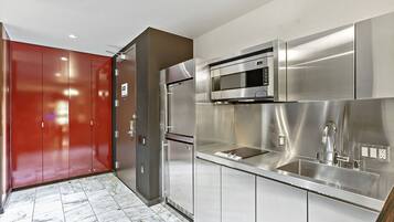 Een koelkast, een microgolfoven, een kookplaat, een vaatwasser