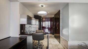 Geladeira, micro-ondas, cooktop, lava-louças