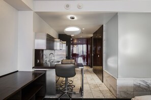 Kjøleskap, mikrobølgeovn, kokeplater og oppvaskmaskin