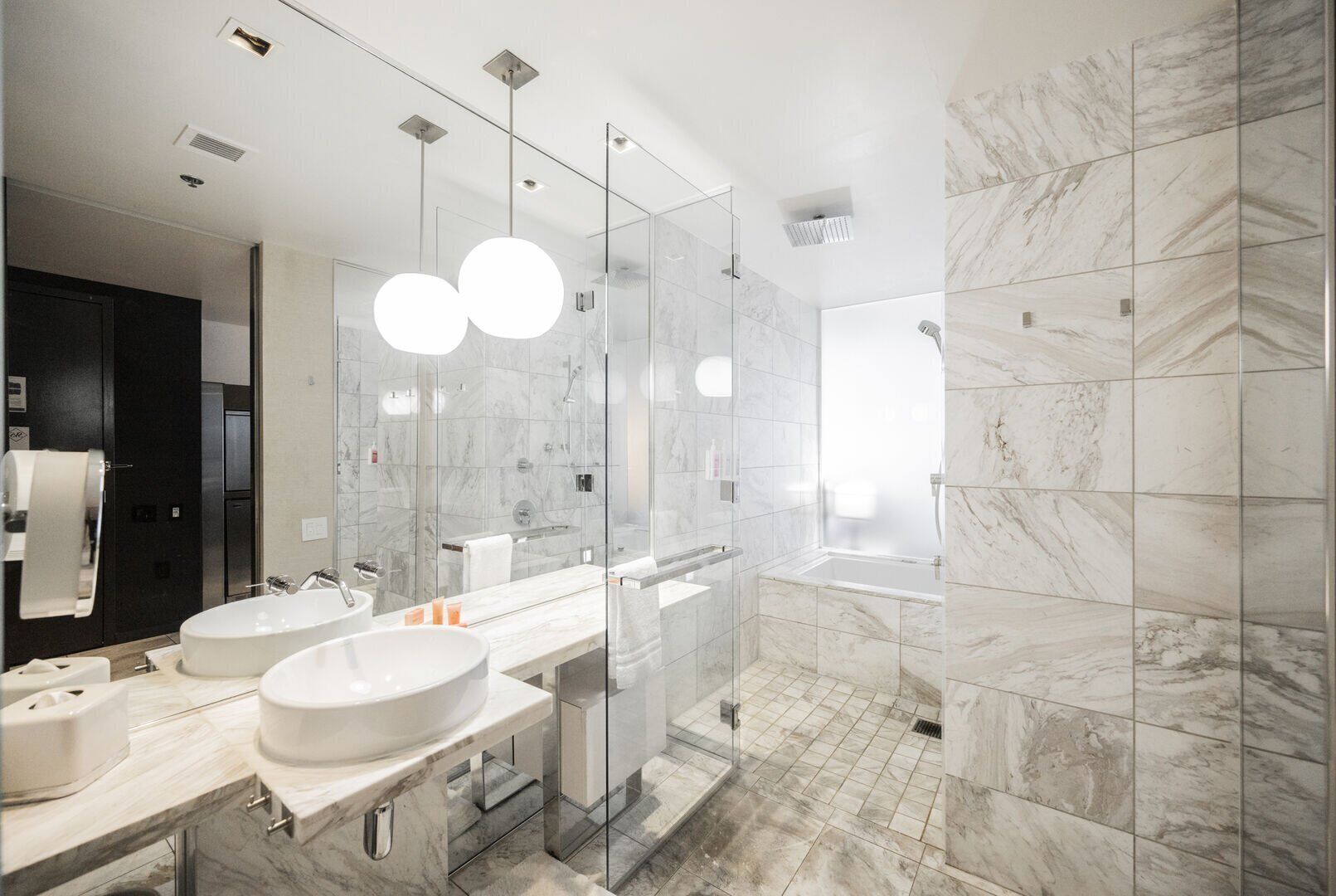 Chuveiro, banheira de hidromassagem, secador de cabelo, toalhas de banho