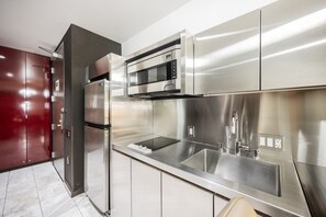 Kühlschrank, Mikrowelle, Herdplatte, Geschirrspüler