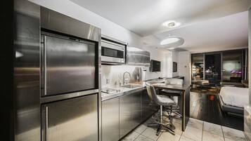 Réfrigérateur, micro-ondes, plaque de cuisson, lave-vaisselle