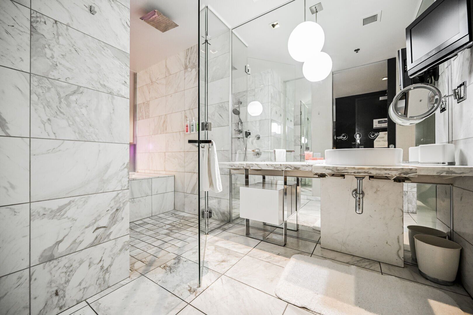 Chuveiro, banheira de hidromassagem, secador de cabelo, toalhas de banho