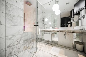 Regadera, tina de hidromasaje, secadora de cabello, toallas 