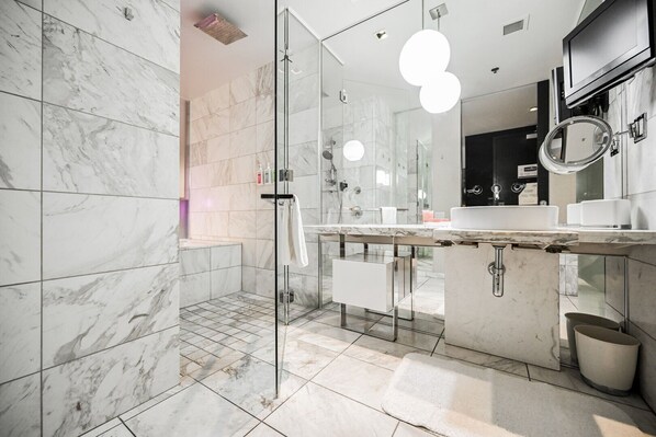 Shower, jetted tub, hair dryer, towels
