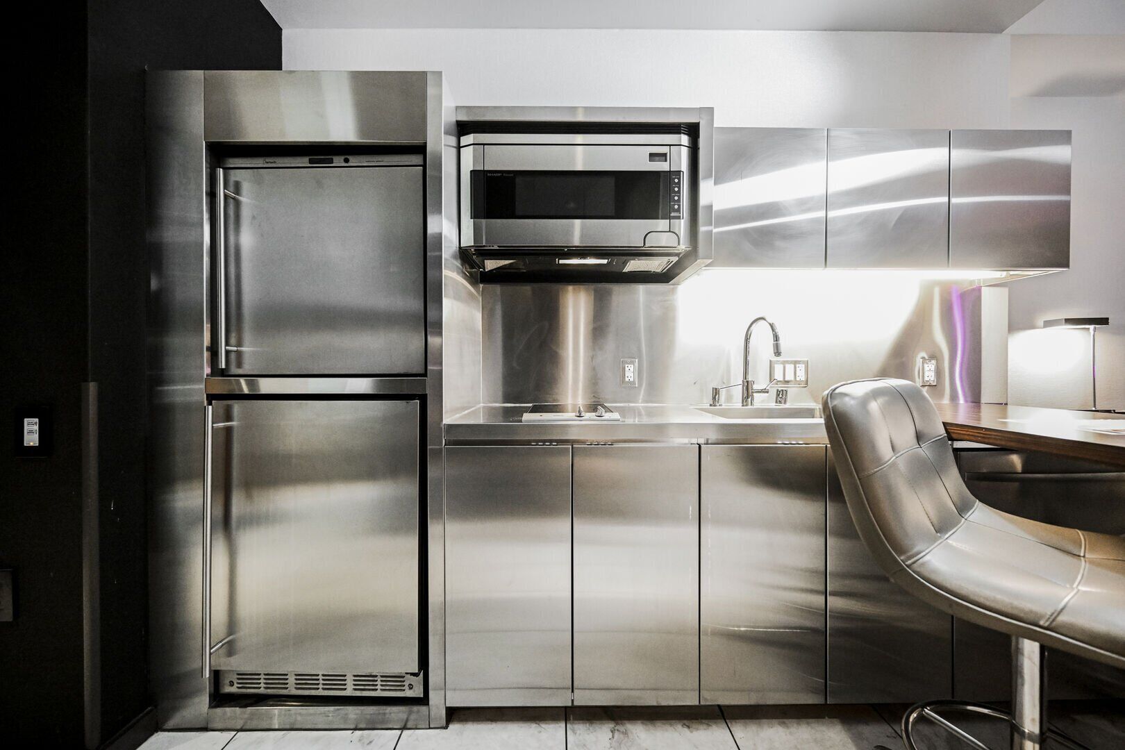 Réfrigérateur, micro-ondes, plaque de cuisson, lave-vaisselle