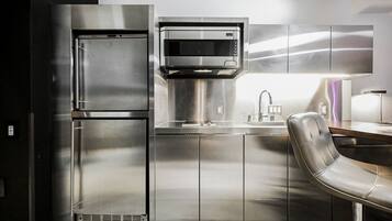 Réfrigérateur, micro-ondes, plaque de cuisson, lave-vaisselle