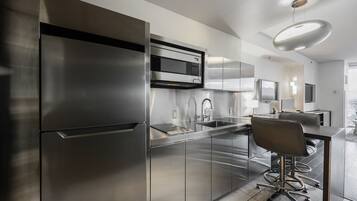 Kühlschrank, Mikrowelle, Herdplatte, Geschirrspüler