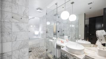 Dusche, Whirlpool, Haartrockner, Handtücher