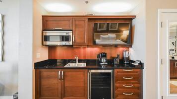 Kjøleskap, mikrobølgeovn, kokeplater og oppvaskmaskin