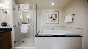 Douche, baignoire à jets, sèche-cheveux, serviettes fournies