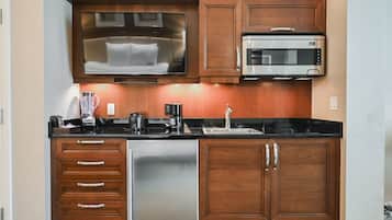 Kühlschrank, Mikrowelle, Herdplatte, Geschirrspüler