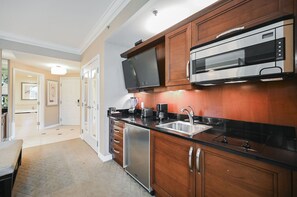 Een koelkast, een magnetron, een kookplaat, een vaatwasser