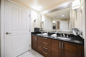 Douche, baignoire à jets, sèche-cheveux, serviettes fournies