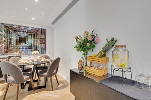 Dining - Holiday Home In Battersea, a vibrant hub of culture, dining, and entertainment. (London)
