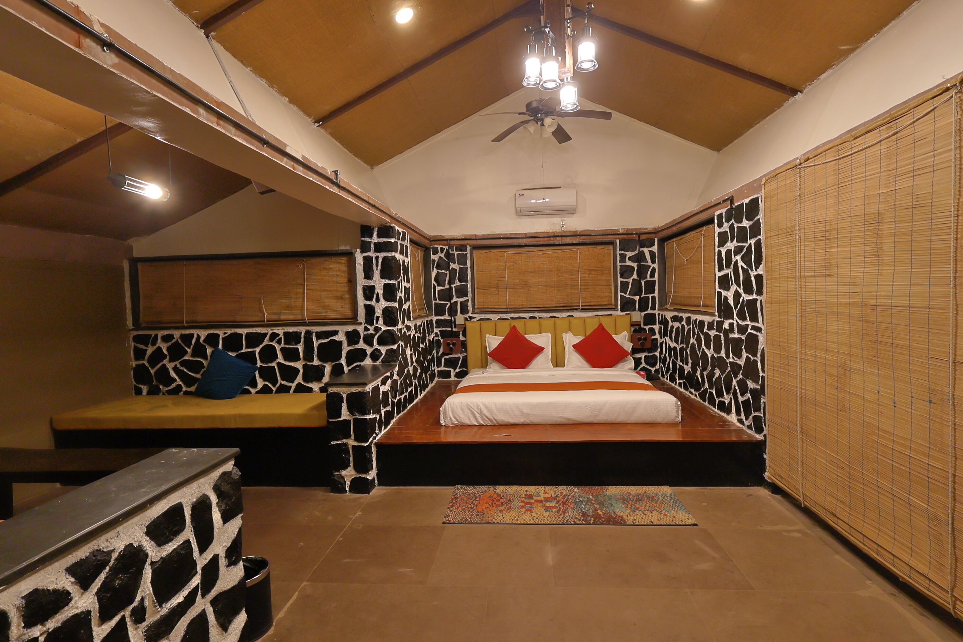 Cottage with Private Pool | 高級寢具、客房內保險箱、熨斗/熨衣板、折疊床/加床