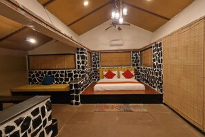 Cottage with Private Pool | Premium bedding, in-room safe, iron/ironing board, rollaway beds