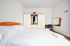 2 slaapkamers, een bureau, een strijkplank/strijkijzer, gratis wifi