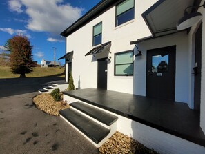 Exterior - The Traveler on Main Suite #12- Across the Street from Back of the Dragon! (Tazewell)