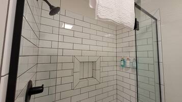 Secador de pelo, toallas