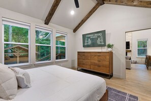 2 slaapkamers, een strijkplank/strijkijzer, gratis wifi, beddengoed