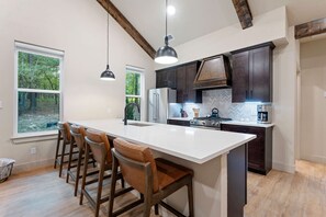 Fridge, microwave, oven, stovetop - Pickleball, Pool, Splash Fountain ,Clubhouse , Walking Trails , Basketball (Broken Bow)