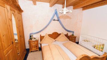 3 bedrooms, travel cot, WiFi