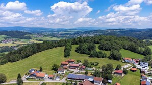 A rural village with houses, fields, and a town in the background. - Villa Hügl - cozy vacation apartment for couples (Waldkirchen)
