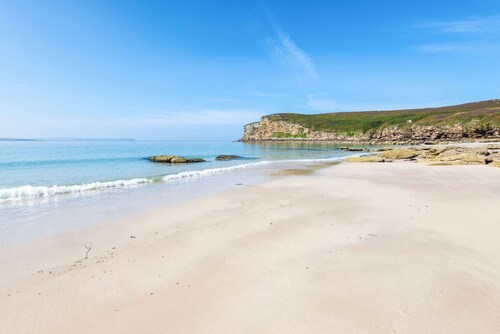 Sea view Cabin, Walk to the beach & harbour