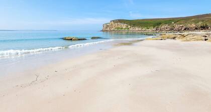 Sea view Cabin, Walk to the beach & harbour