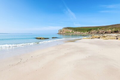 Sea view Cabin, Walk to the beach & harbour