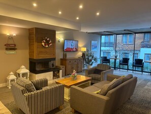 TV, peis, DVD-spiller og fotballspill