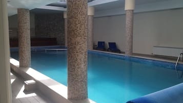 Piscina coperta, una piscina riscaldata