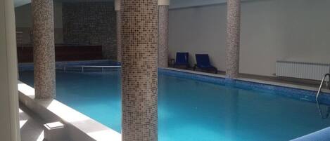 Una piscina cubierta, una piscina climatizada
