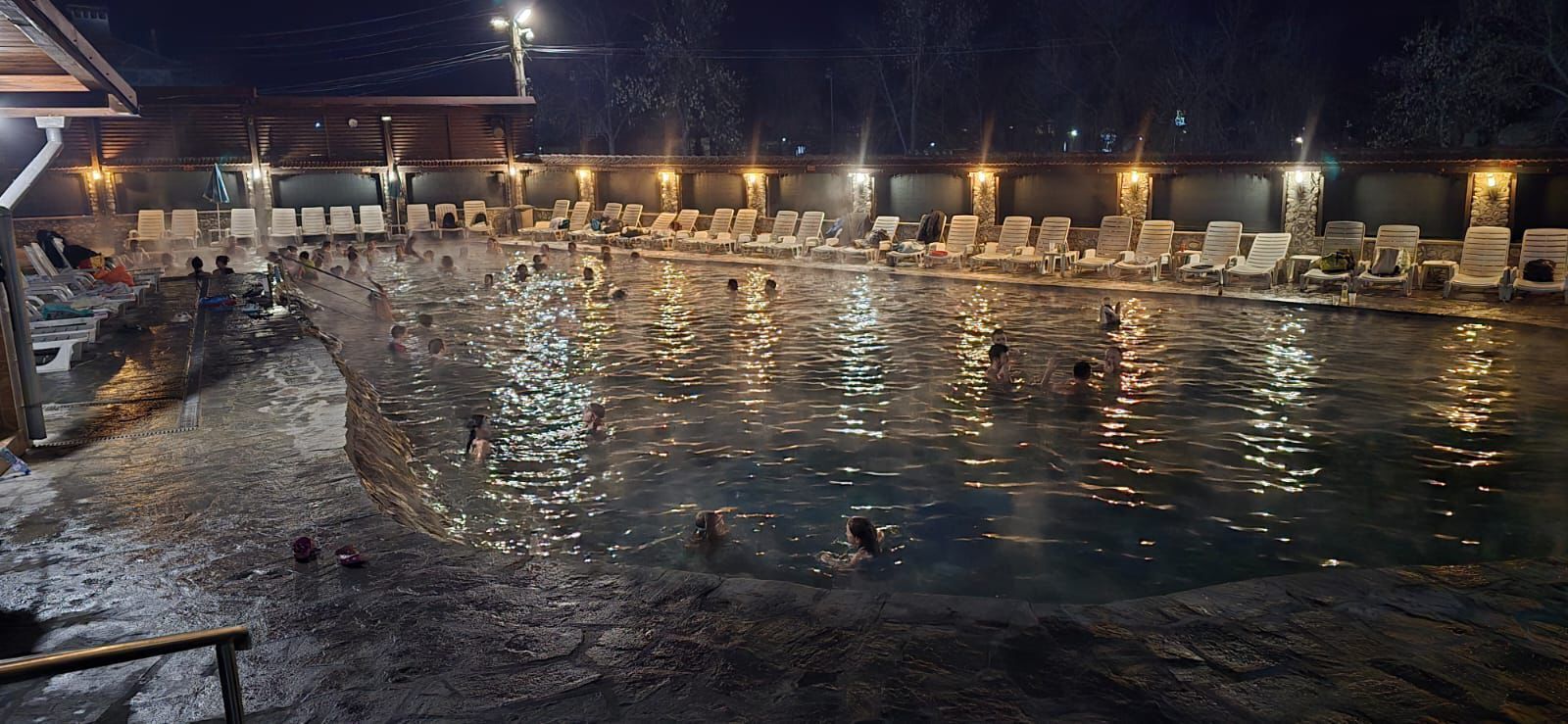 Innendørsbasseng og et oppvarmet basseng