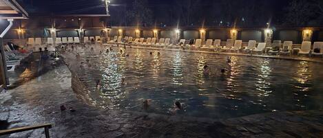 Innendørsbasseng og et oppvarmet basseng