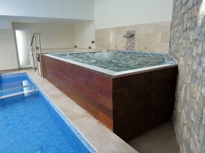 Een binnenzwembad en een verwarmd zwembad