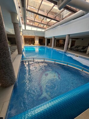 من حمّامات السباحة المغطاة، حمّام سباحة مُدفَّأ