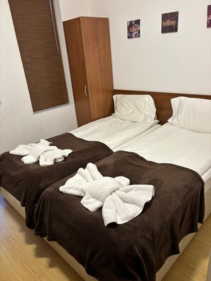 2 عدّة غرف نوم وواي فاي مجانًا وملاءات أسرّة