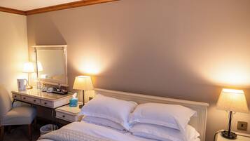 Tabla de planchar con plancha, wifi gratis y ropa de cama