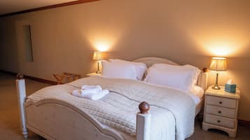 Deluxe Double Room | Iron/ironing board, free WiFi, bed sheets