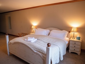Tabla de planchar con plancha, wifi gratis y ropa de cama 